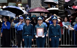 Người dân đổ ra đường chờ đợi tiễn biệt Tổng Bí thư Nguyễn Phú Trọng