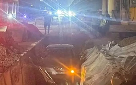 Ô tô lọt hố cáp ngầm, mắc kẹt tại công trường ở Hà Nội