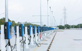 Công ty của tỷ phú Phạm Nhật Vượng vận hành trạm sạc ô tô điện lớn nhất Việt Nam: Hơn 1.000 vị trí đỗ, 866 cổng sạc tại Long Biên