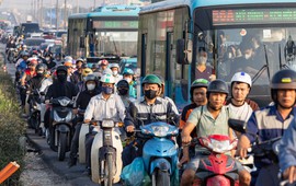 Cầu Thăng Long ken đặc xe cộ giờ cao điểm sau khi dựng rào chắn thi công