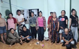 Công an kiểm tra căn nhà của người phụ nữ 74 tuổi lúc 23h30: Bắt quả tang 11 đối tượng