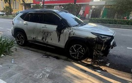 Ô tô bị đốt phá khi đang đậu ven đường, hư hỏng nghiêm trọng ở Huế