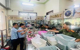 Kiểm tra cửa hàng đồng hồ, công an khởi tố ông chủ Phạm Văn Đương 64 tuổi