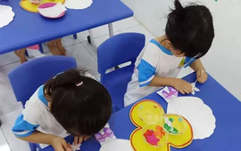 Bà nội lao vào lớp đánh, xé áo cô giáo mầm non