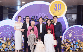 Việt Nam có gia đình doanh nhân giàu có với 2 con trai đều là thạc sĩ Anh Quốc: Anh sinh năm 1989 là Phó Chủ tịch Hội đồng quản trị ngân hàng, em sinh năm 1995 làm Chủ tịch hãng hàng không
