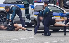 Cô gái say xỉn khóc lóc đi giữa đại lộ Gangnam, 3 cảnh sát Hàn Quốc phải 'khiêng' vào vỉa hè