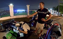 Vá xe miễn phí cho người đi đường, tài xế Grab ở TP.HCM bị dọa 'đập nát đầu'