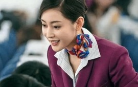 Vì sao tiếp viên hàng không thường đeo khăn lụa?