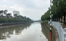Nhân viên vớt rác phát hiện thi thể trên kênh Nhiêu Lộc