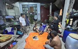 Kiểm tra một căn nhà lúc 22 giờ, công an bắt quả tang Nguyễn Thị Kim H. 52 tuổi và 9 người