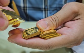 Giá vàng sáng nay tiếp tục biến động: Vàng nhẫn có nơi mất 1,5 triệu đồng/lượng