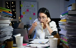 “Một ly nữa cho tỉnh”: Khi trà sữa, caffeine trở thành pin sạc cho thế hệ sống hustle