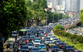 Cảnh tượng tại nút giao La Thành - Nguyễn Chí Thanh (Hà Nội) trong sáng ngày 1/6