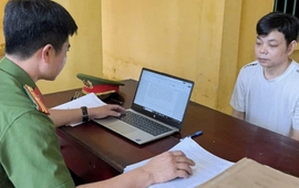 Bắt nguyên Giám đốc kinh doanh “tặng vàng” cho khách hàng