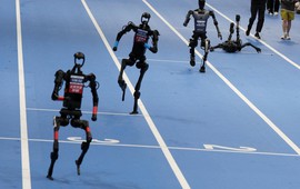 Vì sao Trung Quốc cứ cho robot hình người nhào lộn, múa côn, chạy marathon dù suốt ngày ngã?