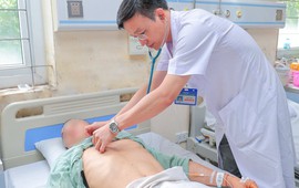 Nam thanh niên nhập viện sau nhiều giờ làm việc dưới nắng nóng