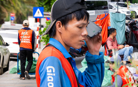 "Chờ em chút" và góc khuất nghề shipper giữa cao điểm nắng nóng 40 độ C ở Hà Nội: "Có lần đợi gần một tiếng, gọi lại thì khách bảo ngủ quên"