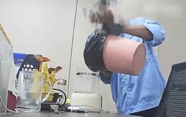 Đoạn clip gây sốc: Nhân viên đổ nước bẩn từ thùng rác vào cốc nước của đồng nghiệp
