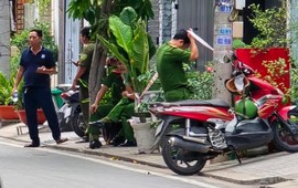 Nghe tiếng kêu cứu trong căn nhà ở TP.HCM, hàng xóm bàng hoàng phát hiện 1 cô gái đã tử vong: Người chồng 27 tuổi ra đầu thú