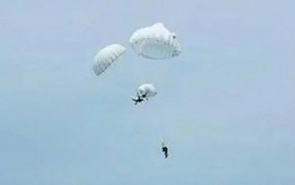 Khoảnh khắc sinh tử trên không: Dù quấn chặt ở độ cao 800 m, người lính vẫn cứu được đồng đội bất tỉnh bằng quyết định trong vài giây