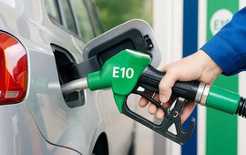 Người dân phản ánh xe gặp bất thường khi dùng xăng E10: Bộ Công thương sẽ rà soát ra sao?
