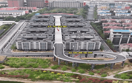 Bái phục "pháp sư Trung Hoa": Tứ hợp viện chễm chệ trên nóc chung cư 6 tầng, ô tô chạy 1 lèo lên đỉnh nóc