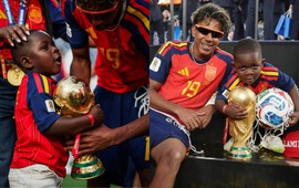 Không ghi bàn, không thi đấu nhưng vẫn viral nhất World Cup: Cậu bé 4 tuổi ôm cúp vàng bên cạnh Lamine Yamal là ai?
