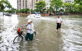 Thượng Hải chìm trong biển nước sau cơn mưa lịch sử: Liệu ‘thành phố thông minh’ có đủ để chống ngập?