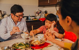 Muốn nhìn rõ "CÁI TẦM" của một gia đình, thử ngồi ăn cùng họ một lần là đủ: Bao nhiêu tốt xấu phơi bày ra hết cả!