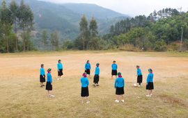 Phụ nữ Sán Chỉ sống trọn đam mê với bóng đá từ đôi chân trần