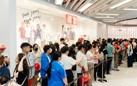 Vừa khai trương, UNIQLO AEON MALL Đà Nẵng Thanh Khê đón hàng nghìn lượt khách