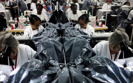 Venezuela: Xưởng thời trang chuyển từ may váy cưới sang may túi đựng thi thể sau thảm họa động đất