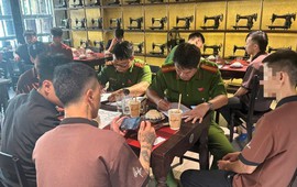 Công an đột xuất kiểm tra phòng trọ, phát hiện nhiều công nhân biểu hiện lạ
