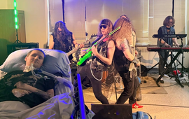 Fan không thể đến concert, ban nhạc Rock mang cả sân khấu vào bệnh viện biểu diễn riêng