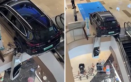 Nhầm chân ga, chiếc Mercedes lao xuyên lan can trung tâm thương mại, suýt rơi xuống tầng dưới