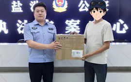Phát hiện gói hàng chứa 503 triệu tiền mặt cùng 8 chiếc điện thoại chưa bóc seal, shipper báo công an