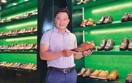 Thương hiệu giày Việt tuyên bố đóng cửa sau 10 năm, CEO đi làm… 'phụ hồ'