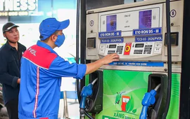 Giá xăng tăng gần 1.500 đồng/lít