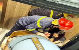 Cảnh sát giải cứu người dân mắc kẹt trong thang máy tầng 7