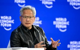 "Chúng tôi sẽ không để AI chậm lại": Jensen Huang bật loa ngoài cho Trump nghe giữa sự kiện