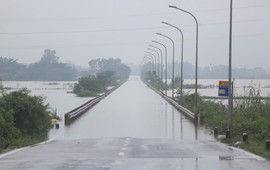 Ngoại thành Hà Nội có nơi ngập gần 1m, cấm xe qua nhiều tuyến đường