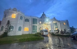 Đột kích một biệt thự sang trọng, khám phá trước cảnh tượng bên trong "đại bản doanh" lừa đảo xuyên quốc gia tinh vi đến từng chi tiết