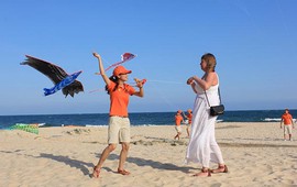 Phát hiện "con vật khổng lồ" trên bãi biển Sầm Sơn đúng dịp 2/9, hàng nghìn du khách chú ý