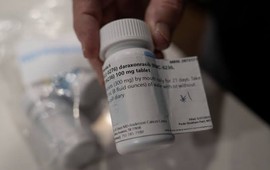 FDA vừa phê duyệt viên thuốc trị ung thư giá gần nửa triệu USD/năm, phía sau là cuộc chiến công nghệ kéo dài hàng thập kỷ