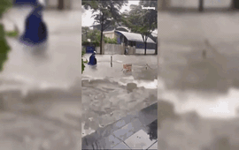 Bảo vệ kể giây phút thoát thân khi nước tràn vào tầng hầm chung cư như thác đổ