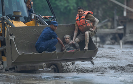 3 tuần sau trận lũ kinh hoàng, Nepal vẫn ngổn ngang giữa bùn đất và đổ nát, những thị trấn mộng mơ giờ chỉ còn lại dấu tích