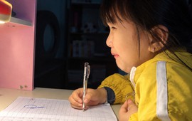 Con làm bài tập mãi không xong, đánh mắng có thực sự hiệu quả?
