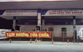 Mua xăng giá 'cắt cổ' 45.000 đồng/lít trên cao tốc, ngay cạnh một cây xăng đang bỏ không