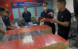Bắt 4 người Trung Quốc vận chuyển gần 18.000 bao thuốc lá lậu qua sân bay Tân Sơn Nhất