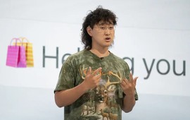 Mặc áo 30 USD, đi Crocs 60 USD đứng cạnh Mark Zuckerberg: Tỷ phú AI 29 tuổi và câu chuyện 'chiếc áo không làm nên thầy tu'